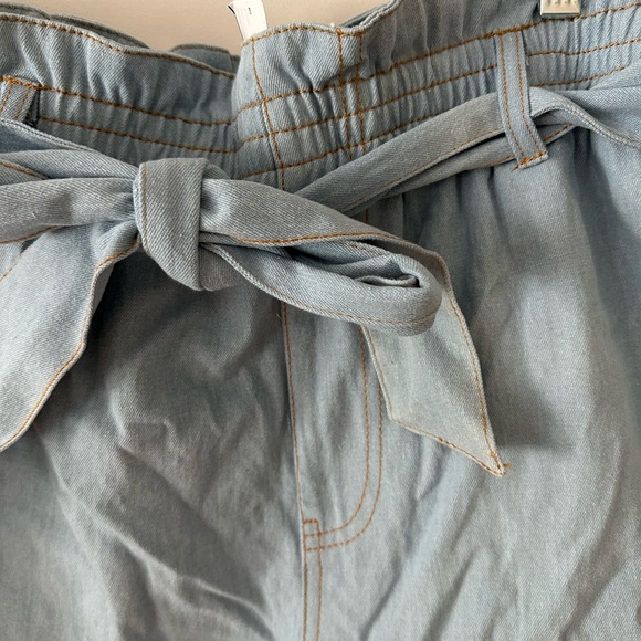 Belted Denim Like Shorts - Picture 4 of 4